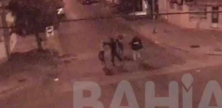 Video: se bajaron de un auto, golpearon y asaltaron a dos personas