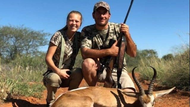 Polémica en Pringles: una pareja publicó fotos de su tour de caza en África