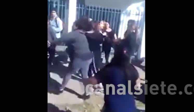 Dos madres terminaron a los golpes en la puerta de un colegio