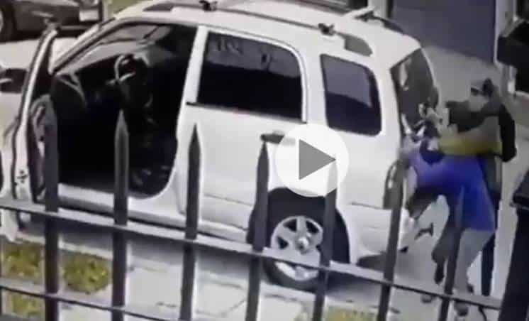 Dos perros salvaron a su dueño de un asalto en la puerta de su casa