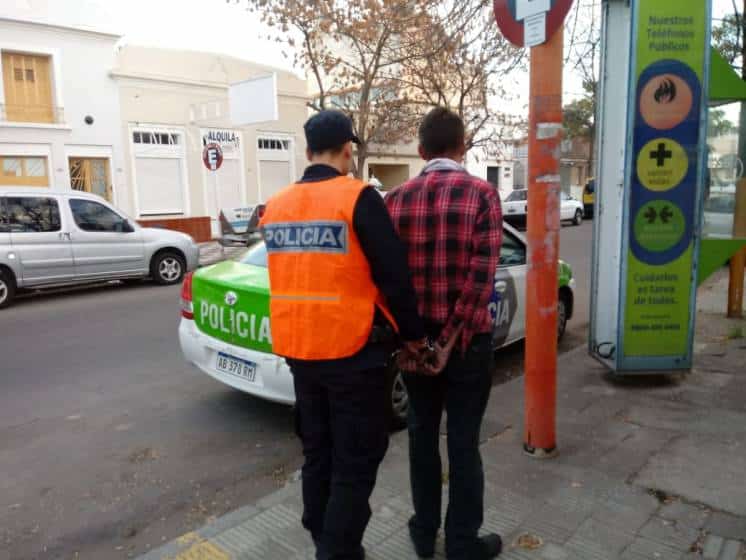 Detenido por tirar del auto a su pareja