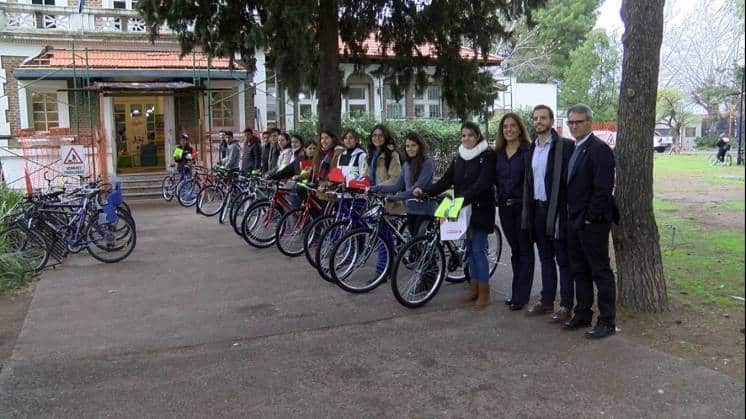 Alumnos de la UNS recibieron la “Beca Bicicleta”.