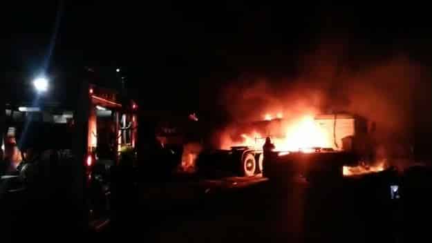 Video: Así se quemaron tres vehículos en un predio de la ruta 3