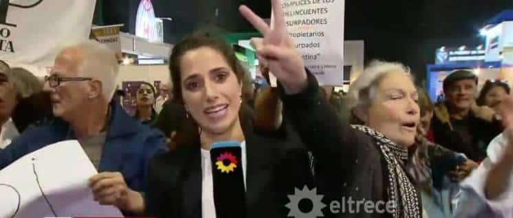 El mal momento que pasó una periodista con un grupo de militantes