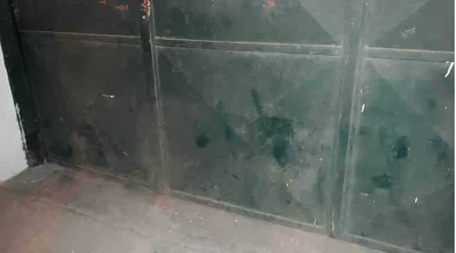 Pedían dinero en una iglesia, se lo negaron y abollaron el portón a patadas