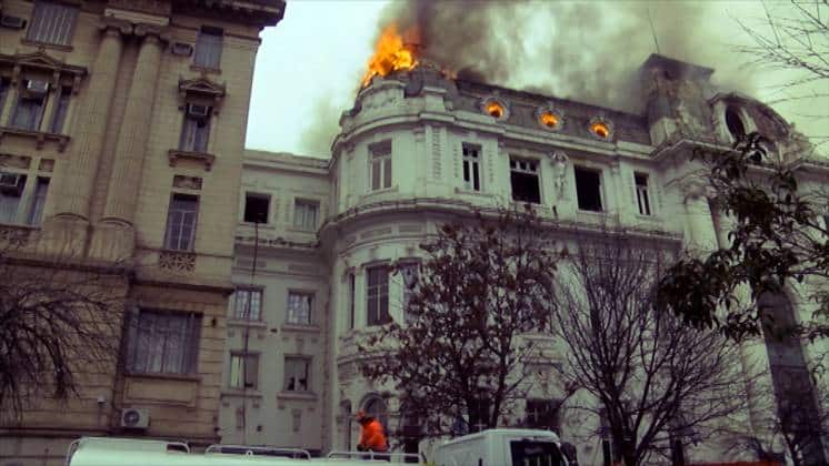 Abrazo simbólico al Banco Nación a un año del incendio