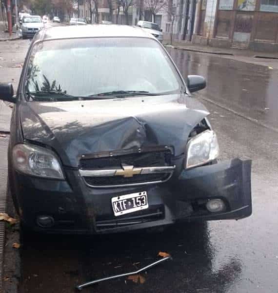 Chocó autos estacionados e intentó fugarse. Iba alcoholizado