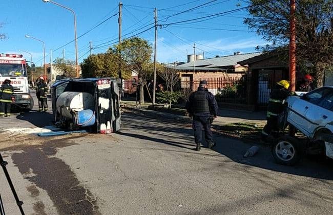 Choque y vuelco en Villa Rosas