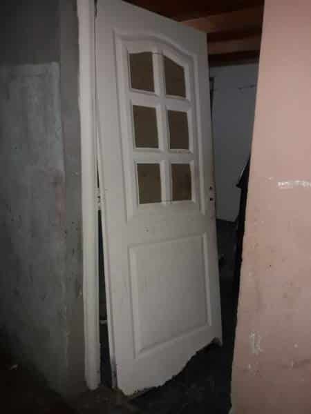 Tiró abajo la puerta para entrar y golpear a su ex pareja