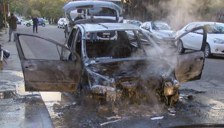 De milagro escaparon de las llamas antes del incendio de su auto