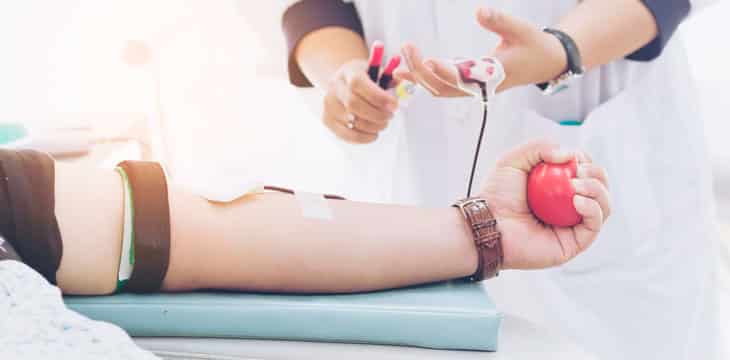 Polémica por formularios que aún prohíben donar sangre a personas LGBTIQ+