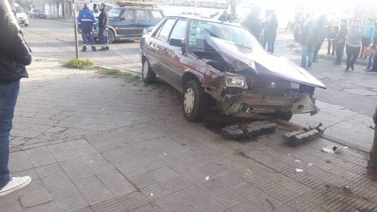 Chocaron con otro auto y terminaron contra un vehículo estacionado