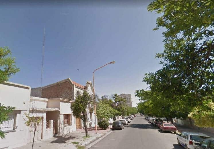 Iba ebrio con un bebé en brazos, intentó agredir a una mujer y a la policía