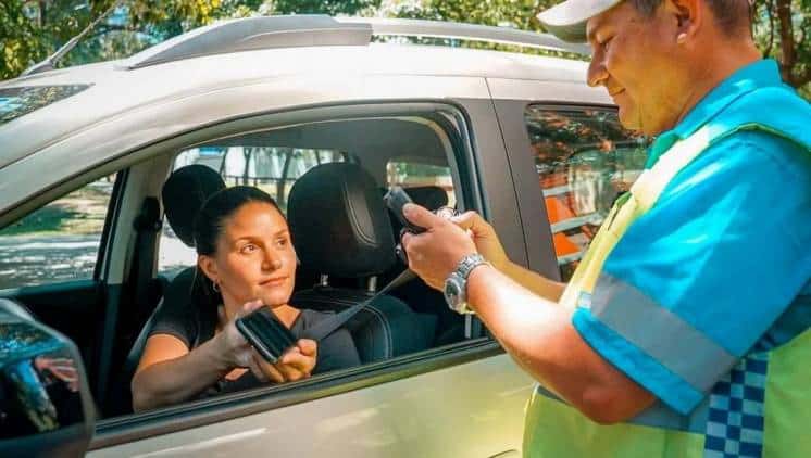 Las cédulas verde y azul del auto ya pueden ser digitales: cómo obtenerlas