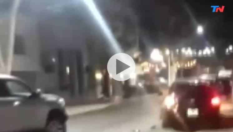 Una mujer descubrió a su marido con otra y le destrozó el auto en Rosario