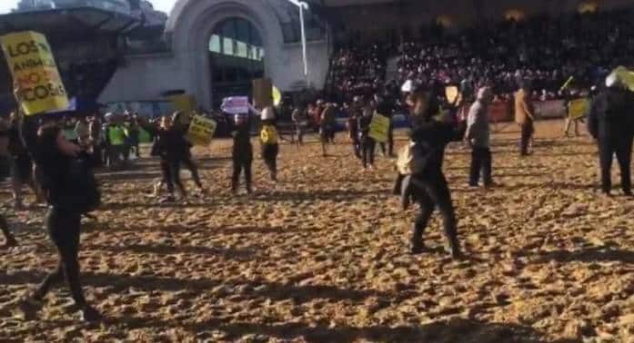 Veganos invadieron La Rural y los gauchos los corrieron a rebencazos