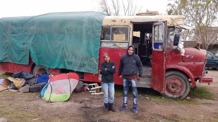 Tienen cinco hijos, viven en un colectivo y necesitan ayuda