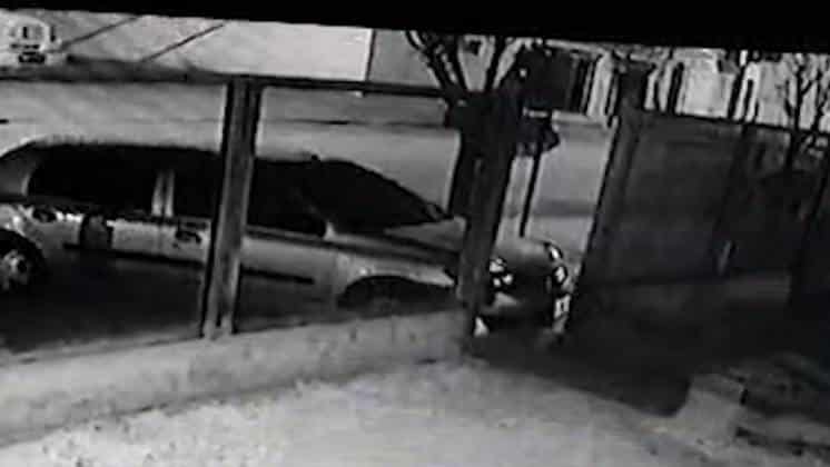 Video: un menor robó un auto y chocó contra el portón de una casa