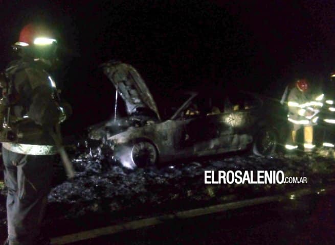 Un auto se incendió en el ingreso a Punta Alta
