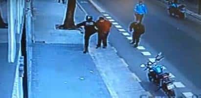 Quién es el hombre que murió tras ser pateado en el pecho por un policía