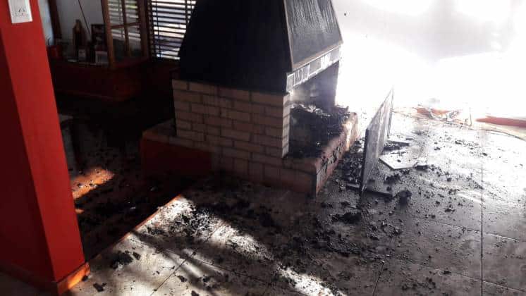 Una salamandra desató un incendio en una vivienda