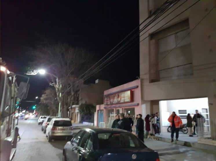 Por un incendio, evacuaron un edificio en Barrio Universitario