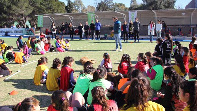 Hockey: más de 100 jóvenes jugaron el primer encuentro de la liga barrial