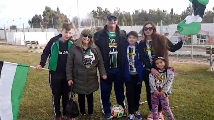 Los hinchas de Villa Mitre ilusionados empiezan a llegar a Cutral Co