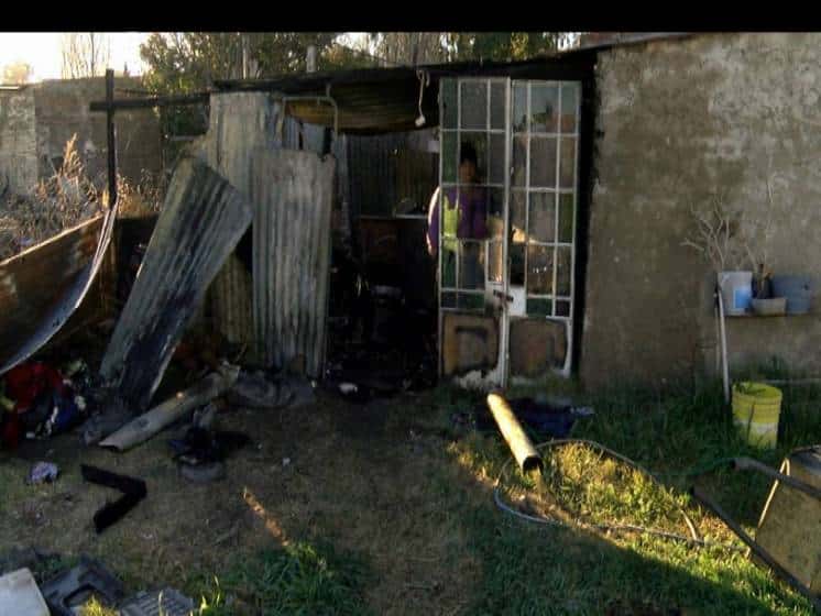 Por temor a que les roben, se quedaron luego de que se incendiara su casa