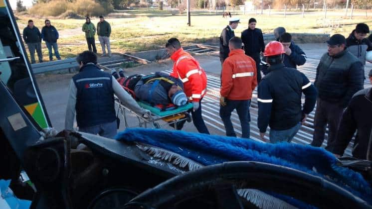 Un camionero sufrió fracturas y quedó atrapado en la cabina tras un choque