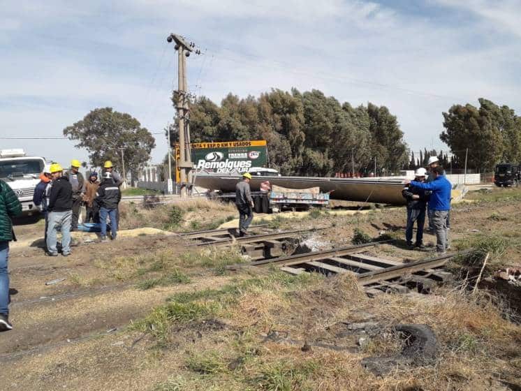 Un tren chocó contra un camión camino al Sesquicentenario