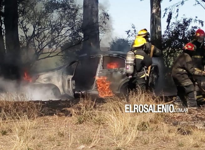 Punta Alta: Un auto quedó destruido tras un choque e incendio