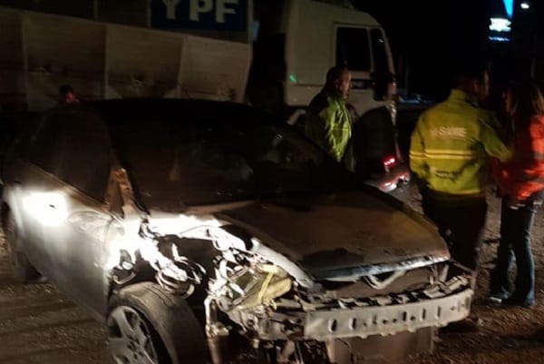 Un auto chocó contra un camión en la ruta 35