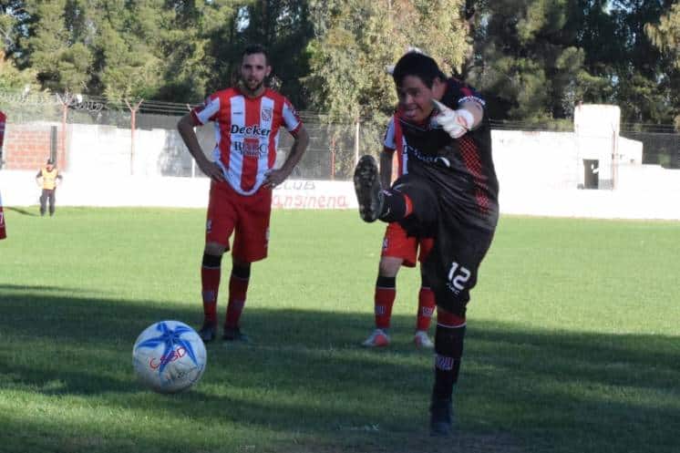 Arquero, con síndrome de Down, debutó en primera, atajó un penal y marcó un gol