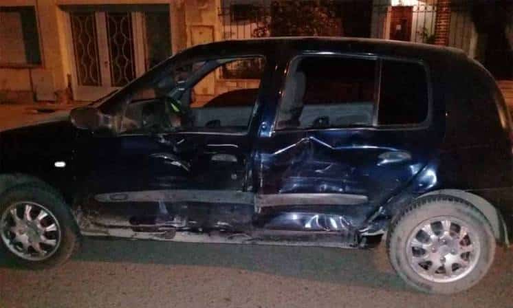 Fuerte accidente entre una moto y un auto conducido por un menor de 16 años