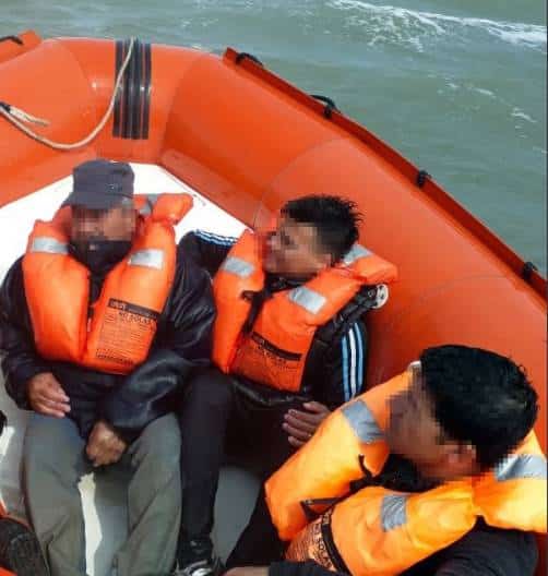 Fueron rescatados por Prefectura cuando su embarcación de hundía en la ría