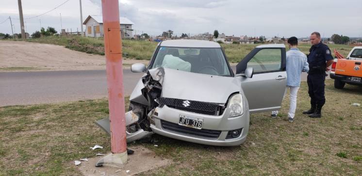 Alcoholizado se chocó una luminaria