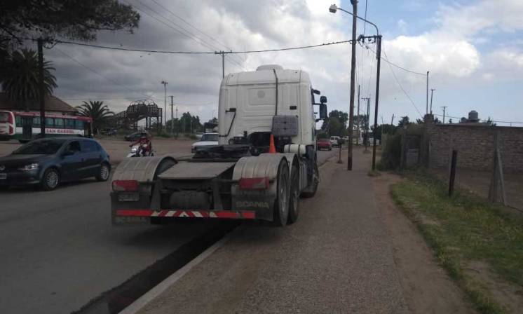 Un motociclista murió tras chocar con un camión