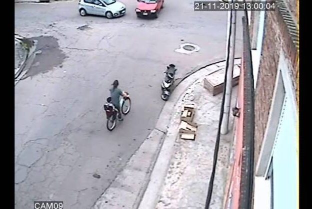 Video: Choque y vuelco, una mamá y su hijo se salvaron de milagro