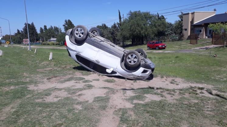 Volcó con su camioneta y resultó ileso