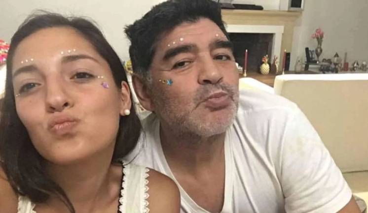 Jana Maradona posó por primera vez como modelo de lencería y deslumbró con sus fotos sensuales