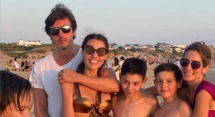 Pampita de vacaciones: las fotos jugando con sus hijos en la arena que enloquecieron a sus seguidores