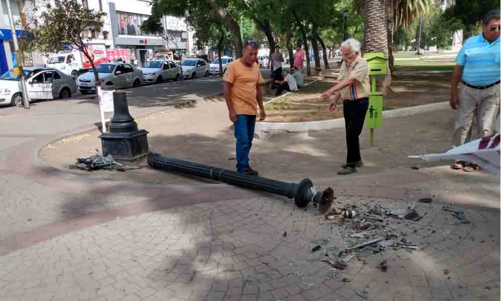 Un peligro: Se desplomó un poste en la plaza Rivadavia