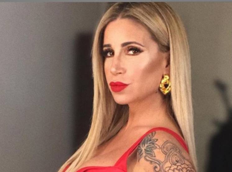 Florencia Peña expresó su amor al fin de semana con un baile muy sensual al borde de la pileta