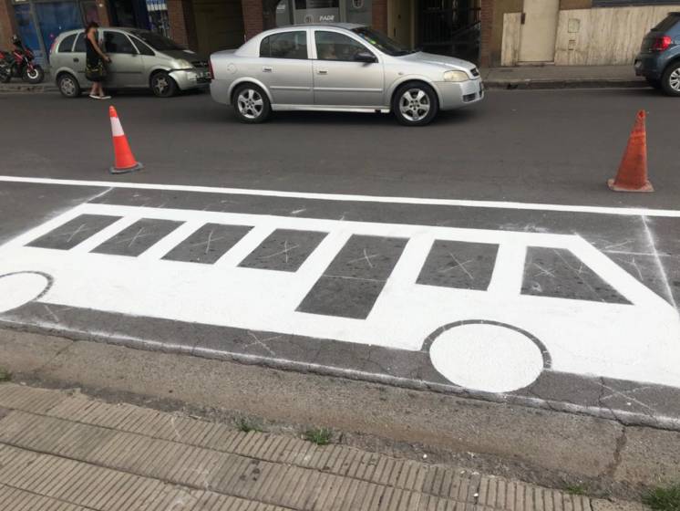 Repintado de carriles exclusivos: corte de media calzada en Estomba al 100