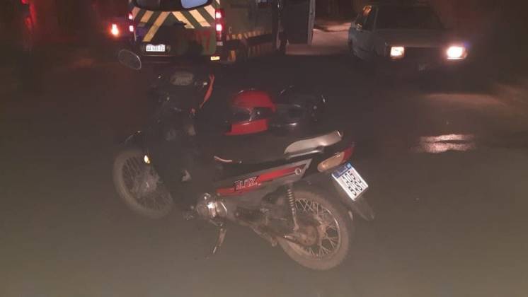 Se cayeron de la moto y fueron hospitalizados