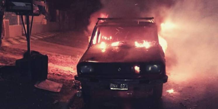 Un auto fue incendiado en Mitre al 2100