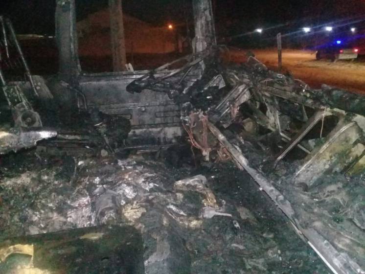 Un camión se prendió fuego y quedó destruido