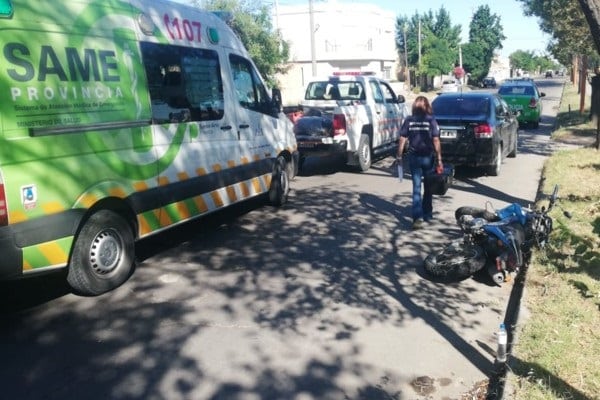 Fuerte choque en Drago al 2500 dejó un motociclista hospitalizado