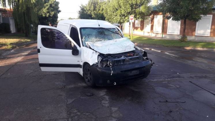 Iba borracho y chocó contra un colectivo